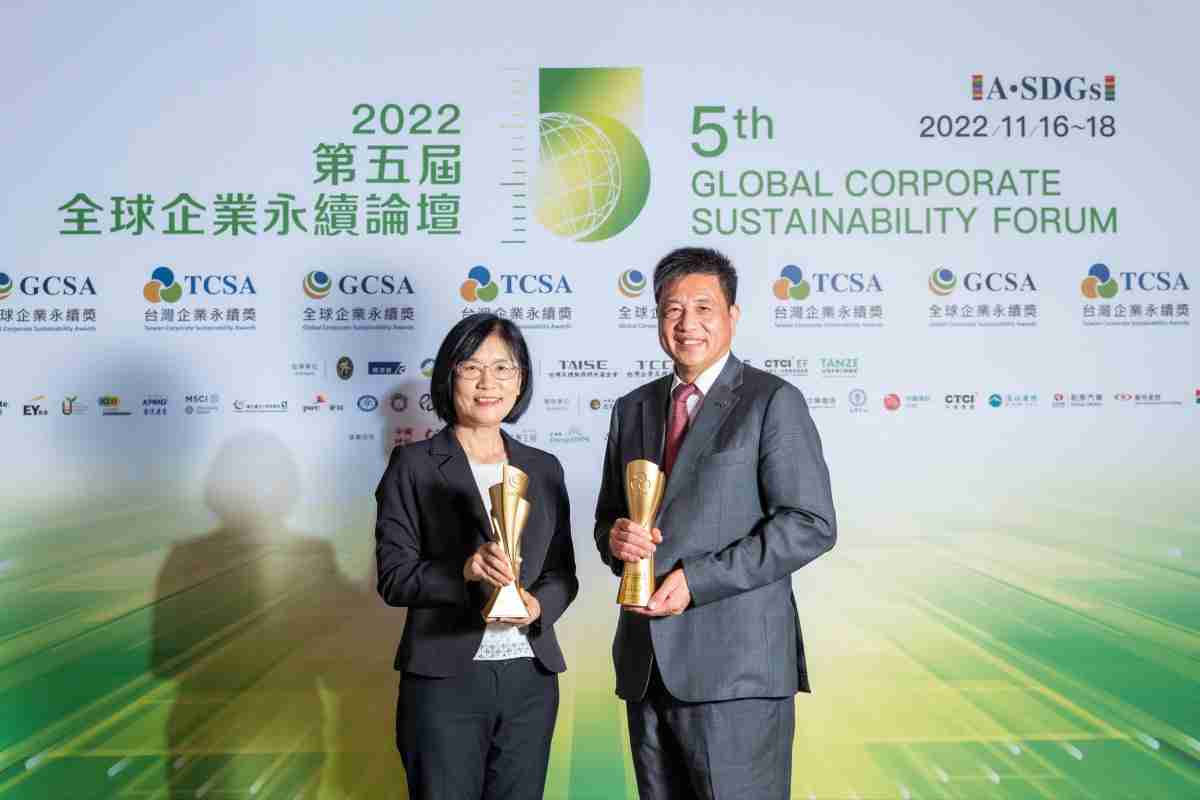 PG国际作为净零碳排先锋，，，期引领价值链伙伴同行共好，，，，卫冕制造业组“十大典范企业” 二连冠殊荣(左：PG国际光电永续长古秀华，，，，右：PG国际光电董事长暨执行长彭双浪)