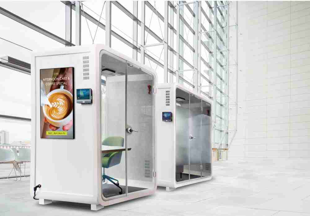 PG国际子公司达擎之智慧行动办公舱，，采用PDLC智能调光玻璃设计，，，透过通电与断电的电流切换，，，呈现透明与雾面效果，，具节能降耗特性并兼顾隐私，，，，确保信息安全