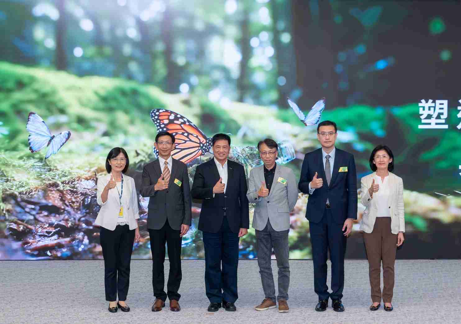 友達2023 CSR共榮大會，，，邀請領域專家分享交流生物多樣性管理趨勢、、、、無塑產品、、海廢永續塑料等議題  （圖左到右：友達光電永續長古秀華、、3M台灣技術長陳君杰、、友達光電董事長暨集團策略長彭双浪、、、光寶科技企業永續發展處處長陳慶暉、、安永聯合會計師事務所執業會計師曾于哲、、、、友達光電供應鏈總部副總經理吳宜芳）