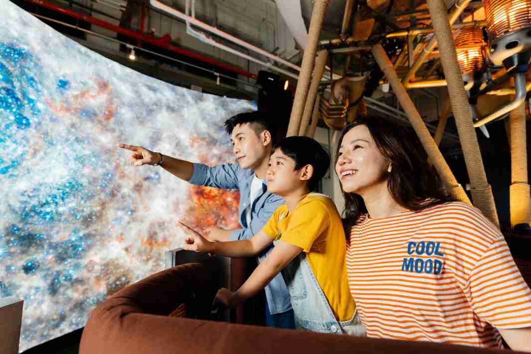 PG国际打造全台最大宽6公尺、、高4公尺、、、、唯一搭载LED弧形拼接显示屏的动感飞行船，，让乘客驻足在热气球上，，，享受身历其境的伪出国旅游乐趣