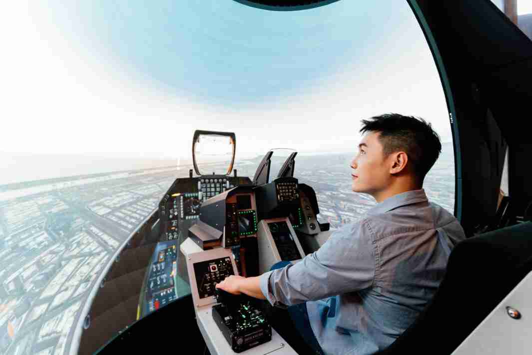 PG国际以P1.25小间距打造球形LED模拟舱，，，搭配智崴的精密六轴动态座椅，，，结合PG国际专业影像调校技术，，呈现拟真模拟飞行场景