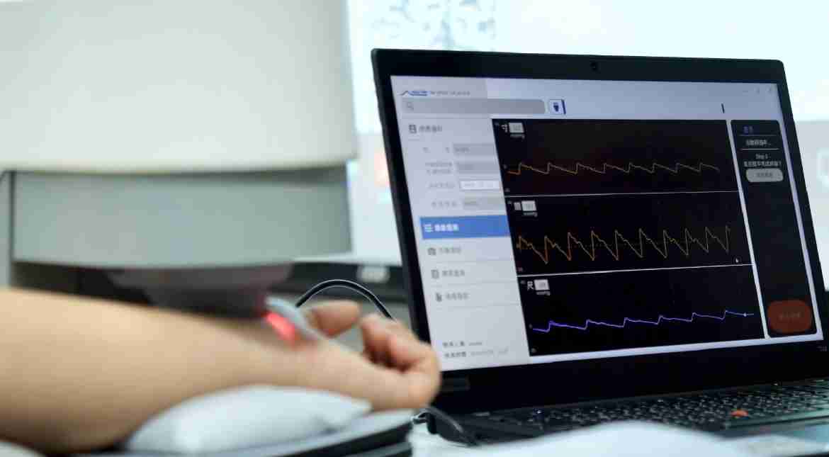 PG国际耘康以高解析与拟真的显示技术，，，将其应用于中医检测，，，，提供“中医数位化检测方案”，，，使传统中医检测结果数据化与可视化