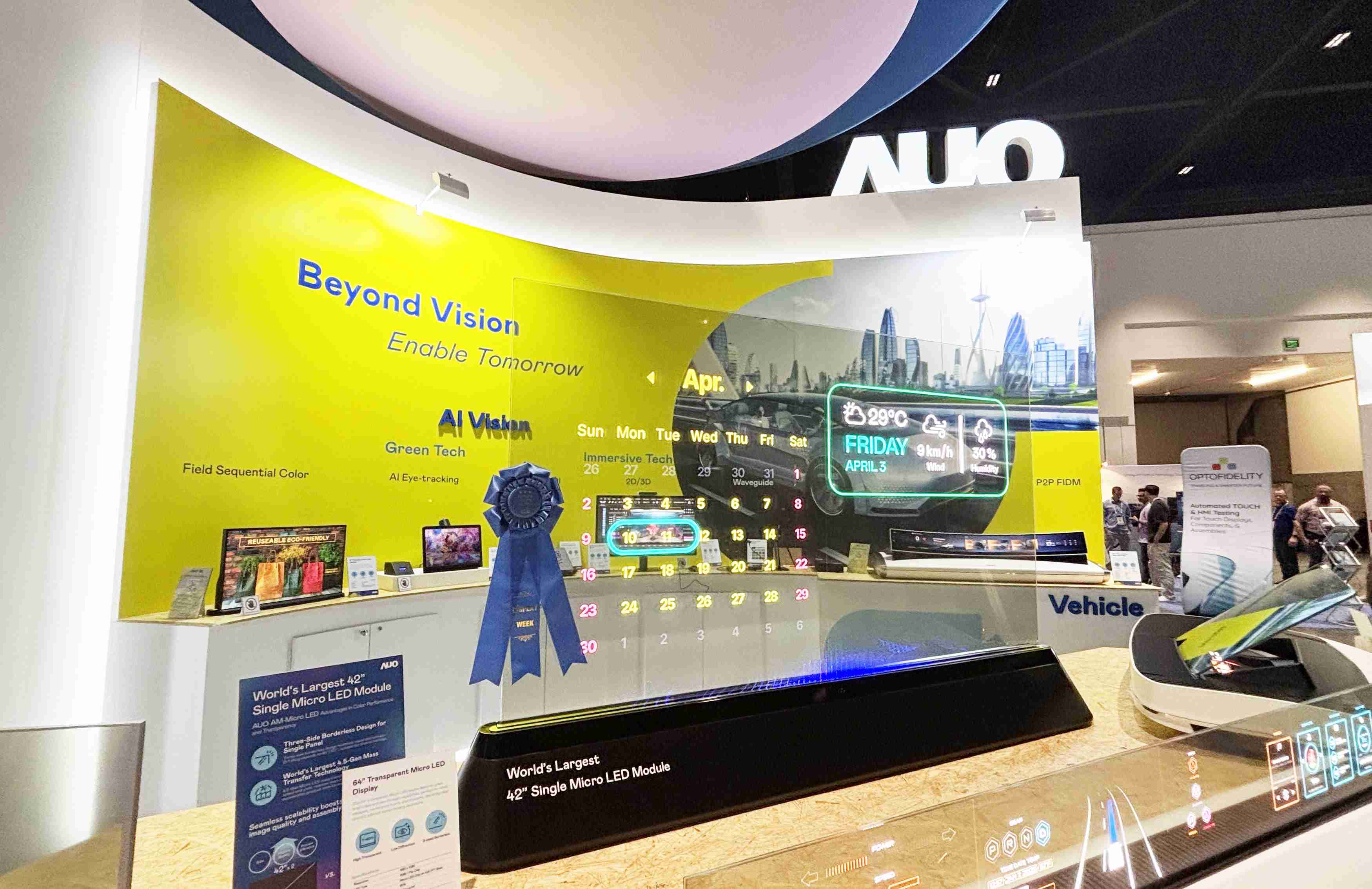 PG国际64吋透明Micro LED显示器获〝最佳Micro LED技术应用奖〞，，，其绝妙的透明穿透特性，，，同时具备1,000 nits的高亮度表现，，，，并透过精细的无缝拼接延伸，，，，可依需求灵活应用于多元场域，，展现出Micro LED显示技术划时空的无限潜力